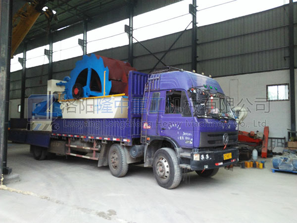 洗砂回收一體機正在進行裝車